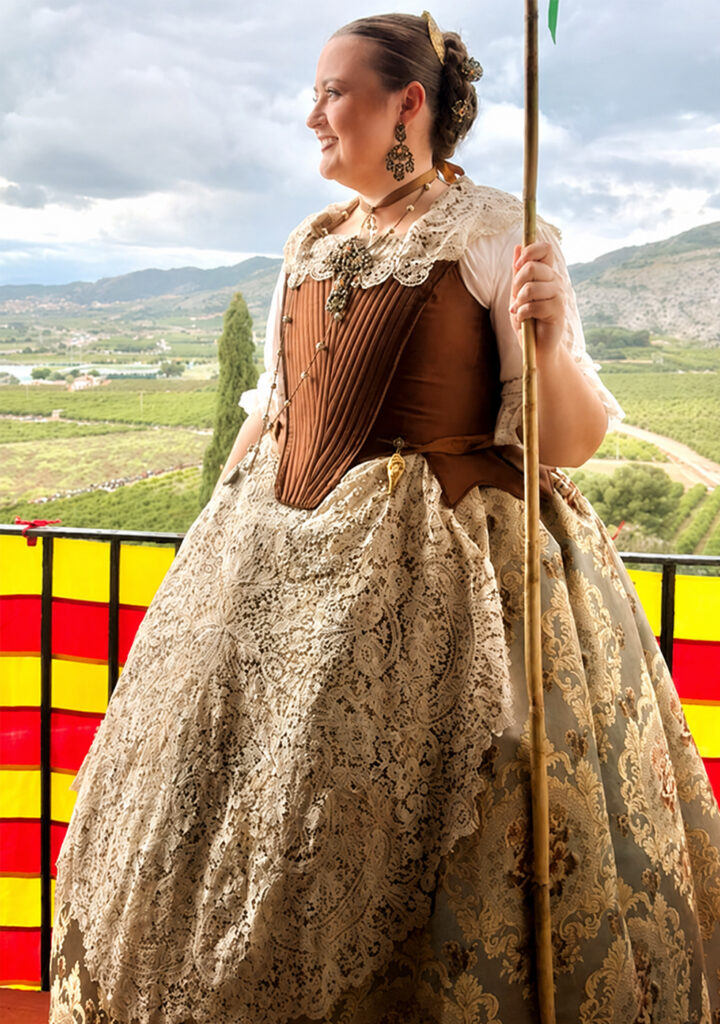 Foto Claudia Albert con traje regional