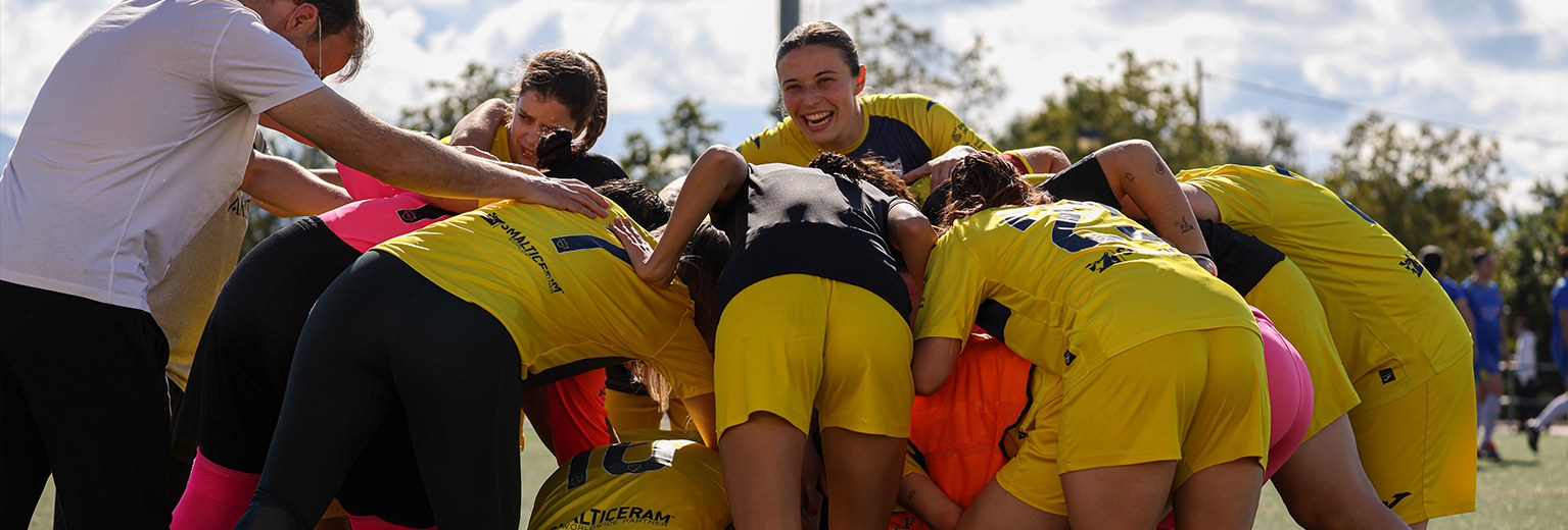 Foto chicas jugando fútbol